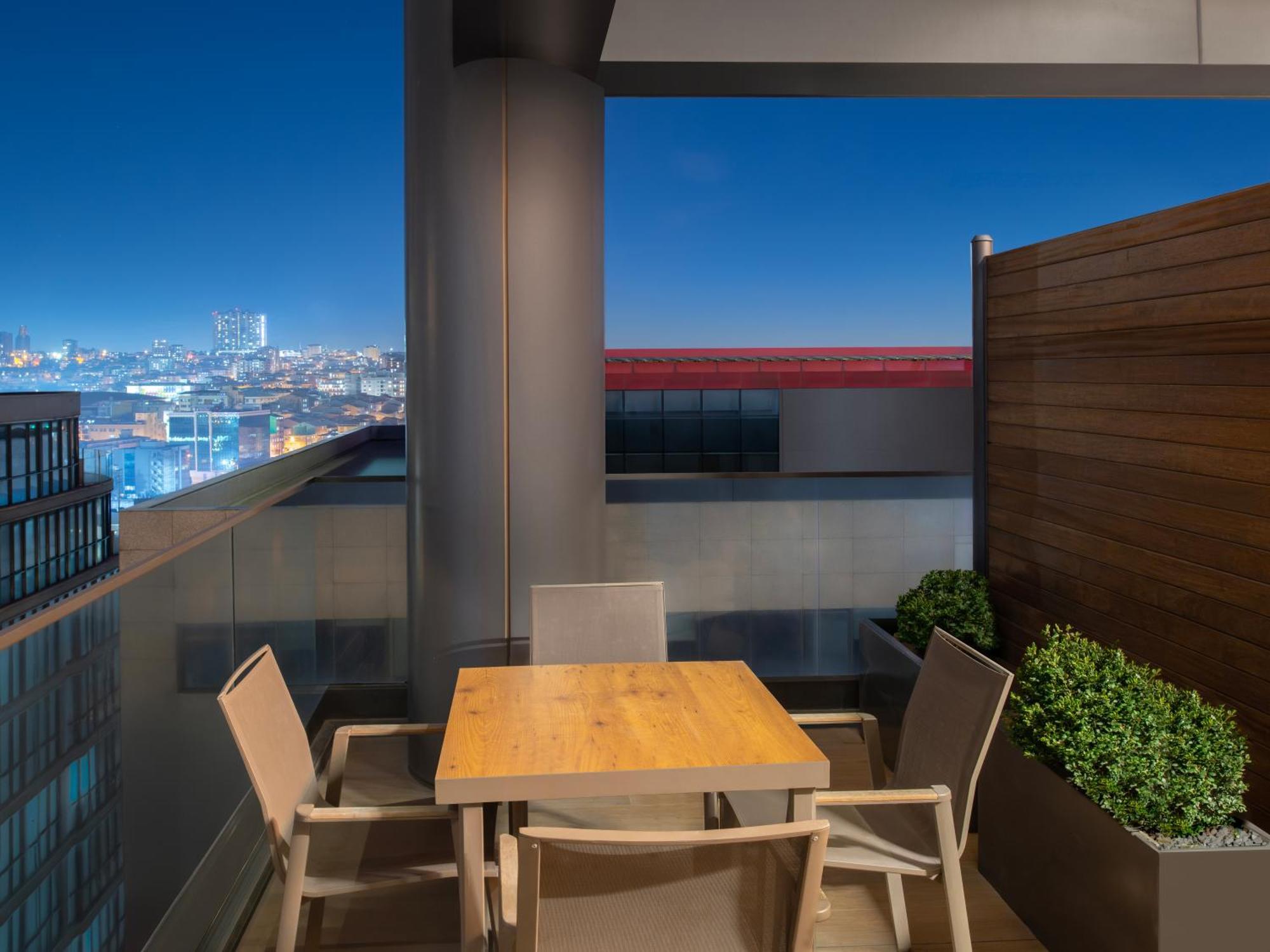Movenpick Living Istanbul West Hotel Bagian luar foto