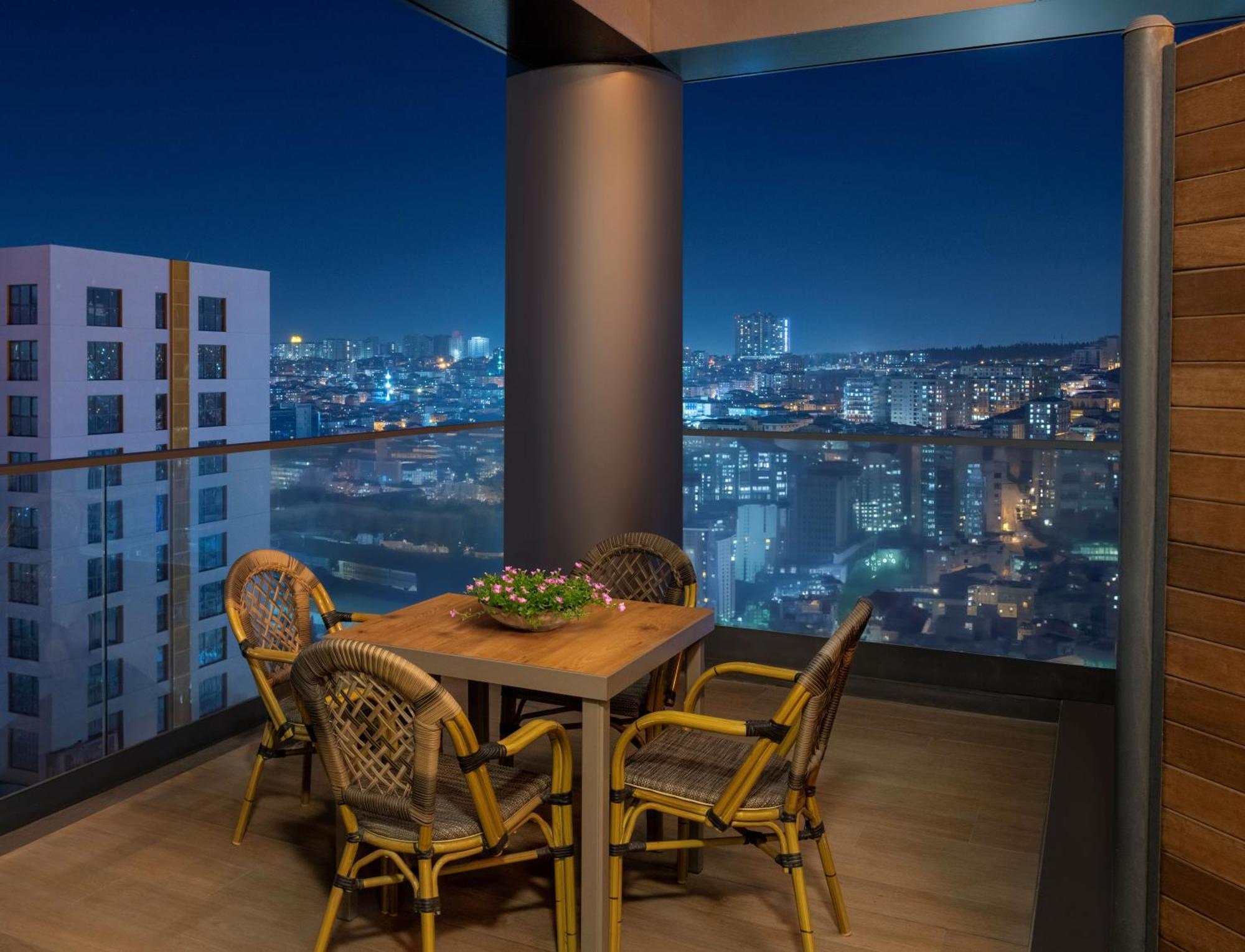 Movenpick Living Istanbul West Hotel Bagian luar foto