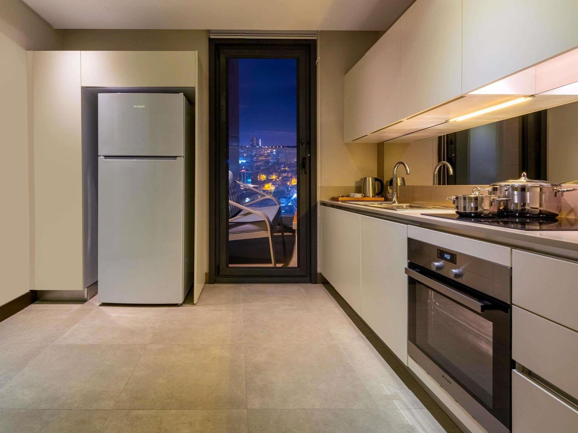 Movenpick Living Istanbul West Hotel Bagian luar foto