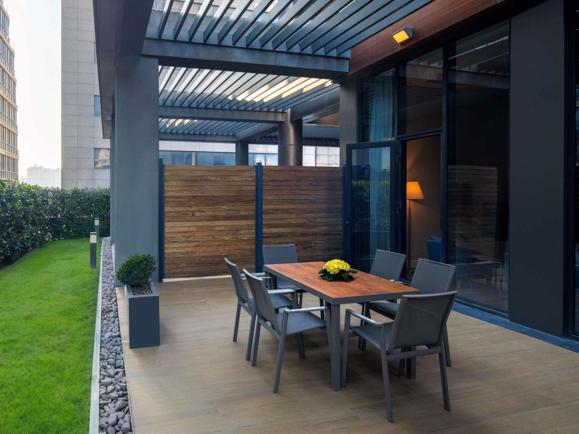 Movenpick Living Istanbul West Hotel Bagian luar foto