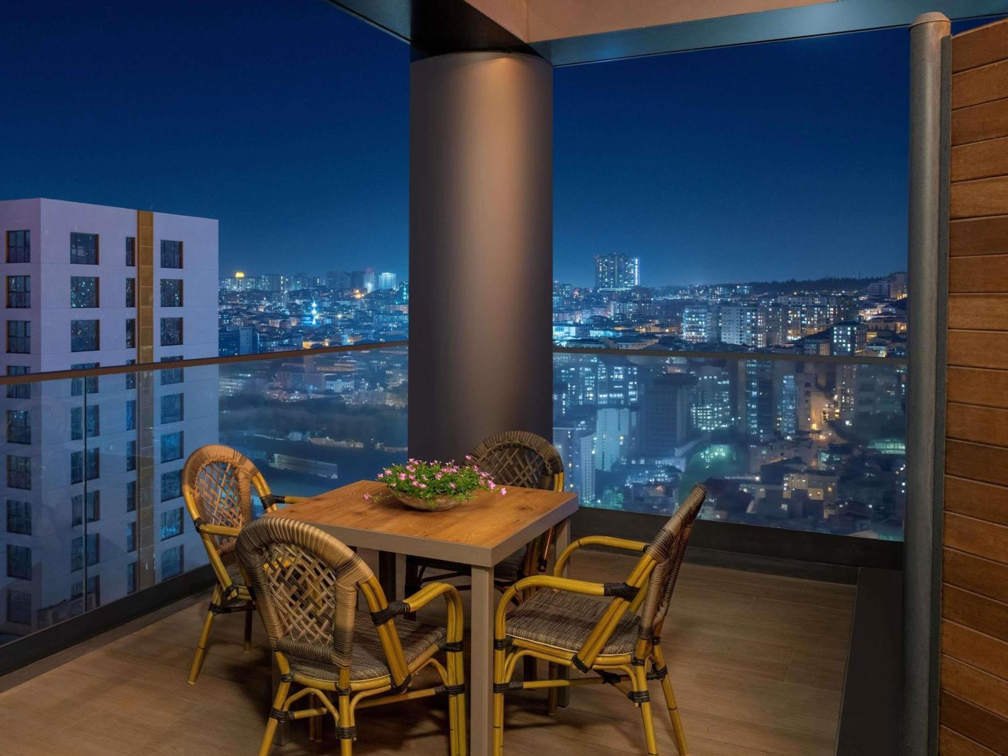 Movenpick Living Istanbul West Hotel Bagian luar foto